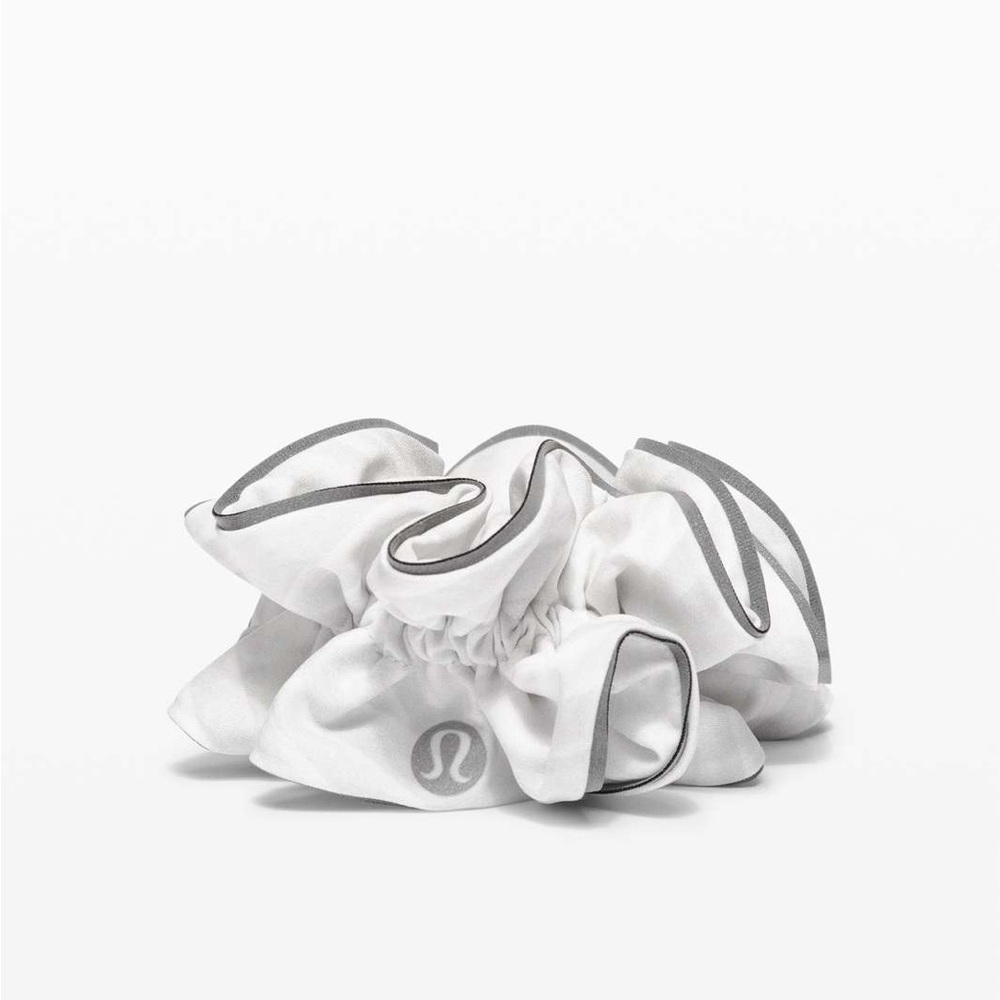 NWOT Lululemon Light Locks Scrunchie II
Color: Concertina White Multi